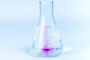 Laboratory flask with liquid and dissolving cristamimium potassium permanganate (Flip 2020)