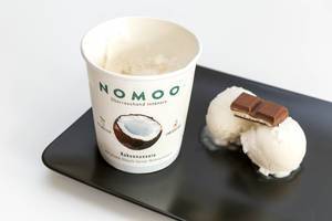 Laktosefreies und pflanzliches Kokosnusseis von Nomoo für vegane Ernährung mit Ritter Sport Schokolade auf einem schwarzen Tablett