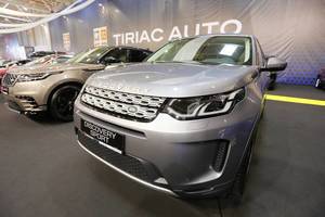 Land Rover Discovery Sport SUV im Grau, Aufnahme von vorne