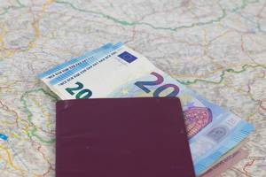 Landkarte, Reisepass und Geld. Urlaubsvorbereitung