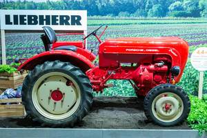Landwirtschaft auf der IFA: Roter Liebherr Porsche Traktor Diesel Junior