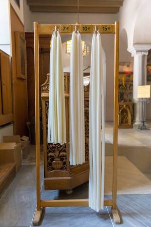 Lange, weiße Kerzen in der Kirche Hagios Demetrios
