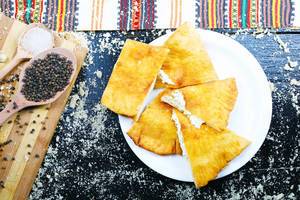 Lángos: Spezialität der ungarischen Küche. Gesalzener Teig mit Käse