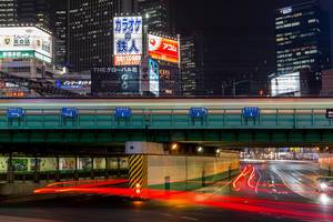Langzeitbelichtung in Tokio: Wolkenkratzer, Zug und Autos mit Bremslichtern