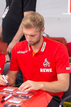 Lasse Sobiech signiert Autogrammkarten für Fans