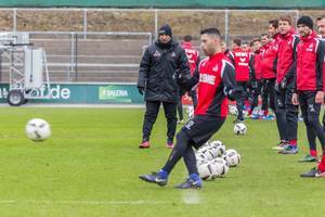 Lattenschießen beim Training des 1. FC Köln