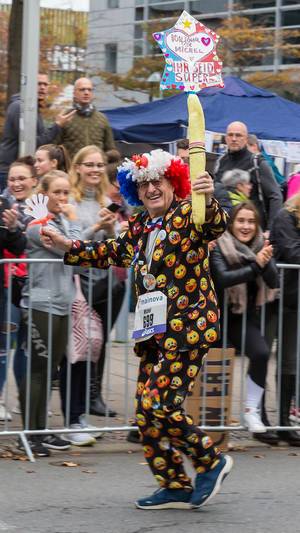 Läufer im Clownskostüm beim Frankfurter Marathon