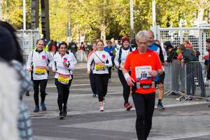 Läufer in schwarz-weißer Sportbekleidung - Frankfurt Marathon 2017