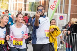 Läufer schießt ein Selfie - Frankfurt Marathon 2017