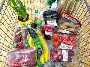 Lebensmittel aus dem Supermarkt in umweltschädlichem Plastik verpackt