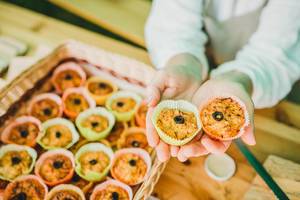 Leckere hausgemachte salzige Muffins mit Kohl und Oliven