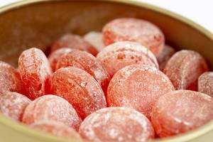Leckere Süßigkeiten: Nahaufnahme von Fruchtbonbons in einer Blechdose