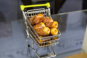 Leckere Süßkartoffel in Miniatur Einkaufswagen