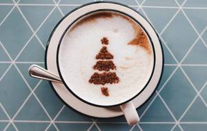 Leckerer Cappuccino mit Kakao in Gestalt eines Weihnachtsbaumes
