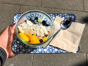 Leckerer Fruchtsalat: Mango, Blaubeeren, Kokoschips und Granola
