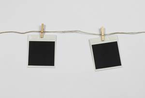 Leere Polaroid Sofortbilder an einer Schnur mit Klammern