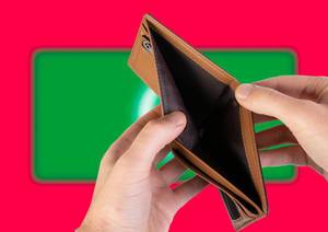 Leerer Geldbeutel aus Leder mit Flagge der Malediven. Rezession und Finanzkrise werden mit mehr Schulden und Bundeshaushaltdefizit einhergehen