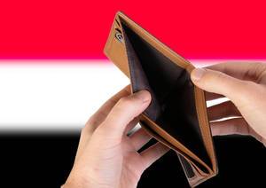 Leerer Geldbeutel aus Leder mit Flagge der Republik Jemen. Rezession und Finanzkrise werden mit mehr Schulden und Bundeshaushaltdefizit einhergehen