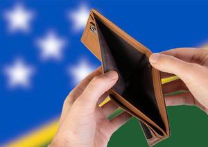 Leerer Geldbeutel aus Leder mit Flagge der Salomonen. Rezession und Finanzkrise werden mit mehr Schulden und Bundeshaushaltdefizit einhergehen