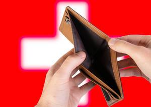 Leerer Geldbeutel aus Leder mit Flagge der Schweiz. Rezession und Finanzkrise werden mit mehr Schulden und Bundeshaushaltdefizit einhergehen