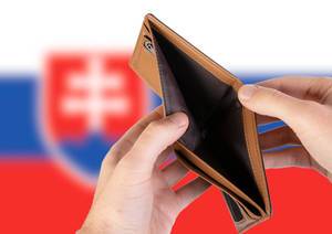 Leerer Geldbeutel aus Leder mit Flagge der Slowakei. Rezession und Finanzkrise werden mit mehr Schulden und Bundeshaushaltdefizit einhergehen
