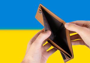 Leerer Geldbeutel aus Leder mit Flagge der Ukraine. Rezession und Finanzkrise werden mit mehr Schulden und Bundeshaushaltdefizit einhergehen