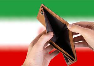 Leerer Geldbeutel aus Leder mit Flagge des Iran. Rezession und Finanzkrise werden mit mehr Schulden und Bundeshaushaltdefizit einhergehen