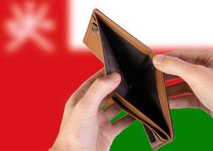 Leerer Geldbeutel aus Leder mit Flagge des Oman. Rezession und Finanzkrise werden mit mehr Schulden und Bundeshaushaltdefizit einhergehen
