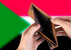 Leerer Geldbeutel aus Leder mit Flagge des Sudan. Rezession und Finanzkrise werden mit mehr Schulden und Bundeshaushaltdefizit einhergehen