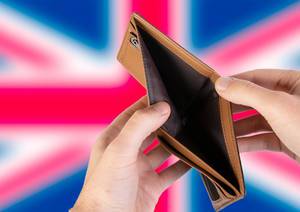 Leerer Geldbeutel aus Leder mit Flagge des Vereinigten Königreichs. Rezession und Finanzkrise werden mit mehr Schulden und Bundeshaushaltdefizit einhergehen