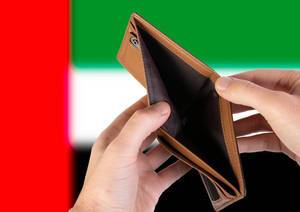 Leerer Geldbeutel aus Leder mit Flagge Vereinigten Arabischen Emirate. Rezession und Finanzkrise werden mit mehr Schulden und Bundeshaushaltdefizit einhergehen