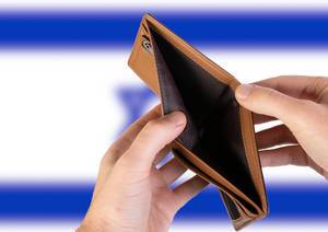 Leerer Geldbeutel aus Leder mit Flagge von Israel. Rezession und Finanzkrise werden mit mehr Schulden und Bundeshaushaltdefizit einhergehen