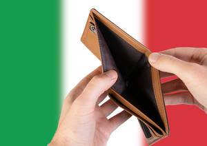 Leerer Geldbeutel aus Leder mit Flagge von Italien. Rezession und Finanzkrise werden mit mehr Schulden und Bundeshaushaltdefizit einhergehen