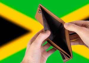 Leerer Geldbeutel aus Leder mit Flagge von Jamaika. Rezession und Finanzkrise werden mit mehr Schulden und Bundeshaushaltdefizit einhergehen