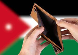 Leerer Geldbeutel aus Leder mit Flagge von Jordanien. Rezession und Finanzkrise werden mit mehr Schulden und Bundeshaushaltdefizit einhergehen
