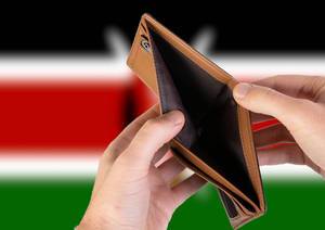 Leerer Geldbeutel aus Leder mit Flagge von Kenia. Rezession und Finanzkrise werden mit mehr Schulden und Bundeshaushaltdefizit einhergehen