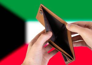Leerer Geldbeutel aus Leder mit Flagge von Kuwait. Rezession und Finanzkrise werden mit mehr Schulden und Bundeshaushaltdefizit einhergehen