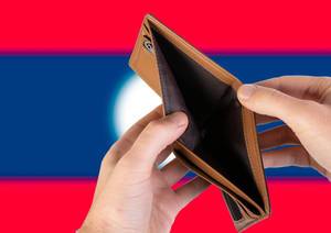 Leerer Geldbeutel aus Leder mit Flagge von Laos. Rezession und Finanzkrise werden mit mehr Schulden und Bundeshaushaltdefizit einhergehen