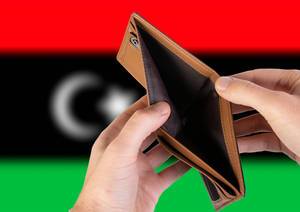 Leerer Geldbeutel aus Leder mit Flagge von Libyen. Rezession und Finanzkrise werden mit mehr Schulden und Bundeshaushaltdefizit einhergehen