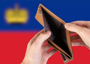 Leerer Geldbeutel aus Leder mit Flagge von Liechtenstein. Rezession und Finanzkrise werden mit mehr Schulden und Bundeshaushaltdefizit einhergehen