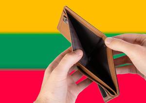 Leerer Geldbeutel aus Leder mit Flagge von Litauen. Rezession und Finanzkrise werden mit mehr Schulden und Bundeshaushaltdefizit einhergehen