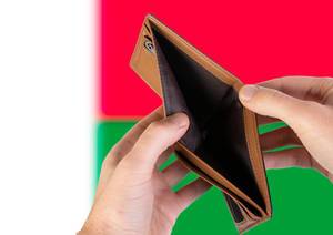 Leerer Geldbeutel aus Leder mit Flagge von Madagaskar. Rezession und Finanzkrise werden mit mehr Schulden und Bundeshaushaltdefizit einhergehen