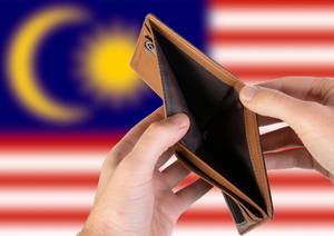 Leerer Geldbeutel aus Leder mit Flagge von Malaysia. Rezession und Finanzkrise werden mit mehr Schulden und Bundeshaushaltdefizit einhergehen