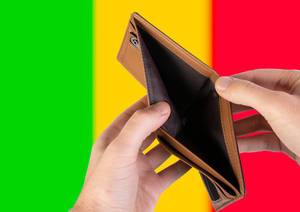 Leerer Geldbeutel aus Leder mit Flagge von Mali. Rezession und Finanzkrise werden mit mehr Schulden und Bundeshaushaltdefizit einhergehen
