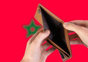 Leerer Geldbeutel aus Leder mit Flagge von Marokko. Rezession und Finanzkrise werden mit mehr Schulden und Bundeshaushaltdefizit einhergehen