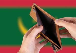 Leerer Geldbeutel aus Leder mit Flagge von Mauretanien. Rezession und Finanzkrise werden mit mehr Schulden und Bundeshaushaltdefizit einhergehen