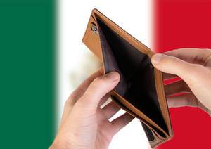 Leerer Geldbeutel aus Leder mit Flagge von Mexiko. Rezession und Finanzkrise werden mit mehr Schulden und Bundeshaushaltdefizit einhergehen