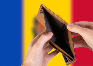 Leerer Geldbeutel aus Leder mit Flagge von Moldawien. Rezession und Finanzkrise werden mit mehr Schulden und Bundeshaushaltdefizit einhergehen