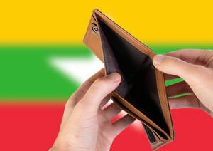 Leerer Geldbeutel aus Leder mit Flagge von Myanmar. Rezession und Finanzkrise werden mit mehr Schulden und Bundeshaushaltdefizit einhergehen