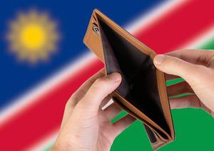 Leerer Geldbeutel aus Leder mit Flagge von Namibia. Rezession und Finanzkrise werden mit mehr Schulden und Bundeshaushaltdefizit einhergehen